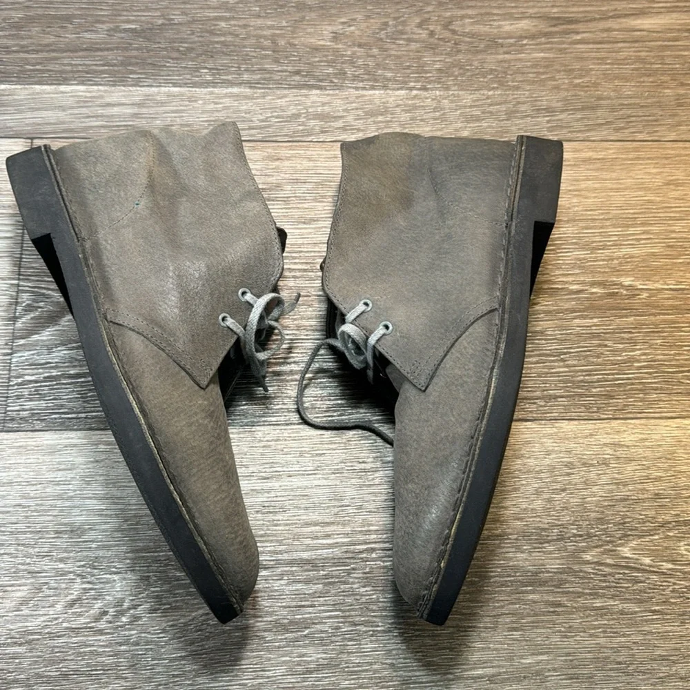 Clarks gray leather chukka boots men’s siz 9 (d133)